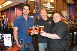 एलेस्टेयर कुक (बाएं) बीयर पीते हुए