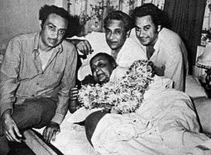 अशोक कुमार अपनी माँ गौरी देवी और अपने भाइयों के साथ