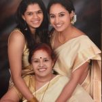 पूजा रामचंद्रन अपनी मां और बहन के साथ
