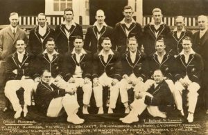 1930 की टीम के साथ ब्रैडमैन (दाएं से दूसरी, मध्य पंक्ति में)