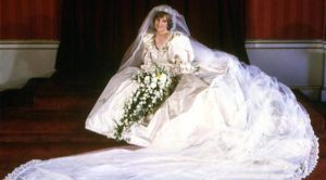 आइवरी राजकुमारी शादी की पोशाक