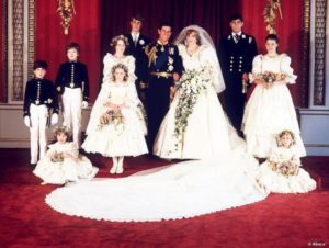 राजकुमारी डायना अपनी शादी के दिन प्रिंस चार्ल्स के साथ