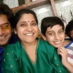 रेणुका शहाणे अपने पति और बच्चों के साथ