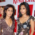 1653318433 22 Masumeh Makhija हाइट Weight उम्र बॉयफ्रेंड Biography Hindi मासूमे मखीजा अपनी बहन शोना उर्वशी के साथ