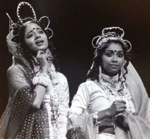 कनुप्रिया पंडित (बाएं) एक थिएटर कलाकार के रूप में