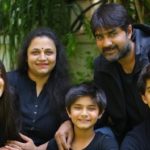 मीका श्रीकांत अपनी पत्नी और बच्चों के साथ