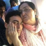 1653323234 252 Ayaz Khan Actor हाइट Weight उम्र गर्लफ्रेंड Biography Hindi अयाज खान अपनी मां के साथ