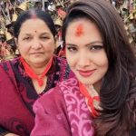 इंदिरा जोशी अपनी मां के साथ