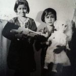 बहन के साथ झुम्मा मित्रा की बचपन की फोटो