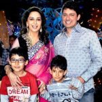 श्रीराम माधव नेने अपनी पत्नी माधुरी दीक्षित और उनके दो बच्चों के साथ