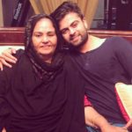 अहमद शज़ाद अपनी माँ के साथ