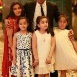 शान शाहिद अपनी चार बेटियों के साथ