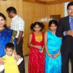 शंकर अपनी पत्नी और बच्चों के साथ
