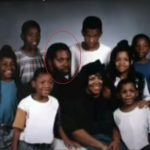 अपने पिता और परिवार के साथ क्रिस ब्लू की बचपन की तस्वीर