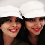 1653342558 527 Nidhi Uttam Actress हाइट Weight उम्र पति Biography Hindi निधि उत्तम अपनी जुड़वां बहन के साथ