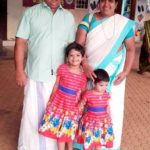 अनूप चंद्रन अपनी पत्नी विनय चंद्रन और उनकी बेटियों के साथ