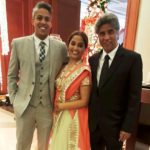 1653355873 579 Chaitnya Sharma Shweta Tripathis पति उम्र परिवार Biography Hindi चैतन्य शर्मा के पिता (दाएं), मां (बीच में) और भाई (बाएं)