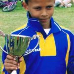 1653359731 248 Dele Alli हाइट Weight उम्र Biography परिवार Affairs Hindi बचपन में एक ट्रॉफी पकड़े हुए देले अल्ली