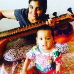 स्यामाला अपने बेटे के साथ गिटार बजा रही हैं