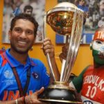 1653365839 288 Sudhir Kumar Chaudhary Tendulkars Fan उम्र पत्नी Biography Facts सचिन के साथ ट्रॉफी उठाते सुधीर कुमार चौधरी