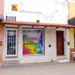 पाउलो डायबाला के माता-पिता की लॉटरी की दुकान, जिसके दाईं ओर उनके बचपन के घर का प्रवेश द्वार है