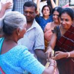 1653367163 342 Suhasini हाइट Weight उम्र बॉयफ्रेंड बच्चे परिवार Biography Facts गरीबों को दान दे रही हैं सुहासिनी