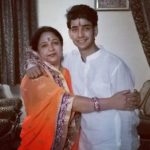 नवीन शर्मा अपनी मां के साथ