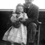 रुडयार्ड किपलिंग अपनी सबसे बड़ी बेटी जोसफीन के साथ