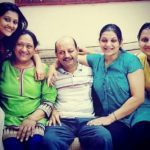 पूजा झावेरी अपने माता-पिता और बहनों के साथ ध्रुवी झावेरी (दाएं से दूसरी) और हेता झावेरी (दाएं)