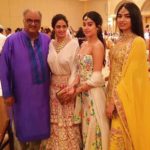 सुनीता कपूर की भतीजी खुशी और जाह्नवी कपूर अपने माता-पिता, श्री देवी और बोनी कपूर के साथ
