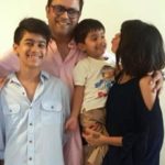 संजीव सेठ अपने परिवार के साथ