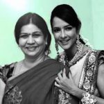 लक्ष्मी मांचू अपनी सौतेली माँ के साथ