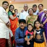 विनीत भोंडे अपने माता-पिता, 2 भाइयों, 2 बहनों और उनके बच्चों के साथ