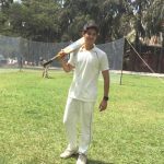 रोहन मेहरा क्रिकेट खेल रहे हैं