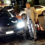 मुकेश हरियावाला अपनी बीएमडब्ल्यू कार के साथ