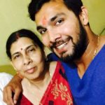 अंकित शर्मा अपनी मां के साथ