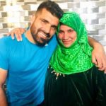 1653425840 644 Manzoor Dar Cricketer हाइट Weight उम्र गर्लफ्रेंड Biography Hindi मंज़ूर डार अपनी माँ के साथ