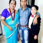 1653426433 29 Akash Thapa Super Dancer 2 उम्र परिवार Biography Hindi आकाश थापा अपने माता-पिता के साथ