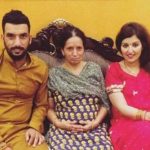 1653431114 901 Bipul Sharma Cricketer हाइट Weight उम्र पत्नी Biography Hindi बिपुल शर्मा अपनी मां और पत्नी के साथ