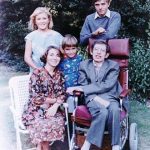 लुसी हॉकिंग अपने माता-पिता और भाई-बहनों के साथ