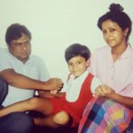 लेख संगल अपने माता-पिता के साथ - बचपन की तस्वीर