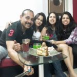 1653441793 780 Adi Irani Actor उम्र पत्नी परिवार Biography Hindi आदि ईरानी अपनी पत्नी और बेटियों के साथ