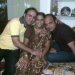 1653449951 229 Deepak Pareek Actor हाइट Weight उम्र गर्लफ्रेंड पत्नी Biography दीपक पारीक अपनी मां और भाई के साथ