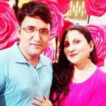 1653449952 339 Deepak Pareek Actor हाइट Weight उम्र गर्लफ्रेंड पत्नी Biography दीपक पारेक अपनी पत्नी के साथ