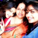 1653451391 897 Nithya Ram Actress हाइट Weight उम्र पति Biography Hindi नित्या राम अपनी मां और बहन के साथ