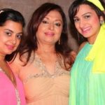 1653453915 134 Anita Kanwal हाइट Weight उम्र पति परिवार Biography Hindi अनीता कंवल अपनी बेटियों के साथ