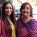 1653454035 67 Nikkesha Rangwala हाइट Weight उम्र बॉयफ्रेंड परिवार Biography Hindi निक्केशा रंगवाला अपनी मां के साथ