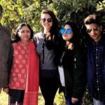 1653459687 824 Anukriti Gusain हाइट Weight उम्र बॉयफ्रेंड Biography Hindi अनुकृति गुसाईं अपने परिवार के साथ