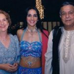 माता-पिता के साथ तारा शर्मा
