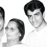 जीतेंद्र (बाएं) अपने भाई (दाएं) और मां के साथ